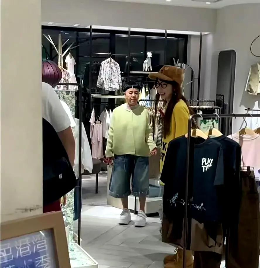 她最近这曝光度挺高啊，在央视当了几十年的主持人，都不怎么曝光，如今女儿拿着妈妈的