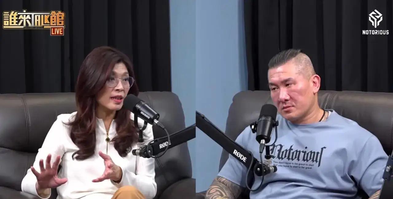 郑丽文16日晚接受馆长的专访，去年郑丽文当选国民党主席后，郑丽文曾接受馆长专访时