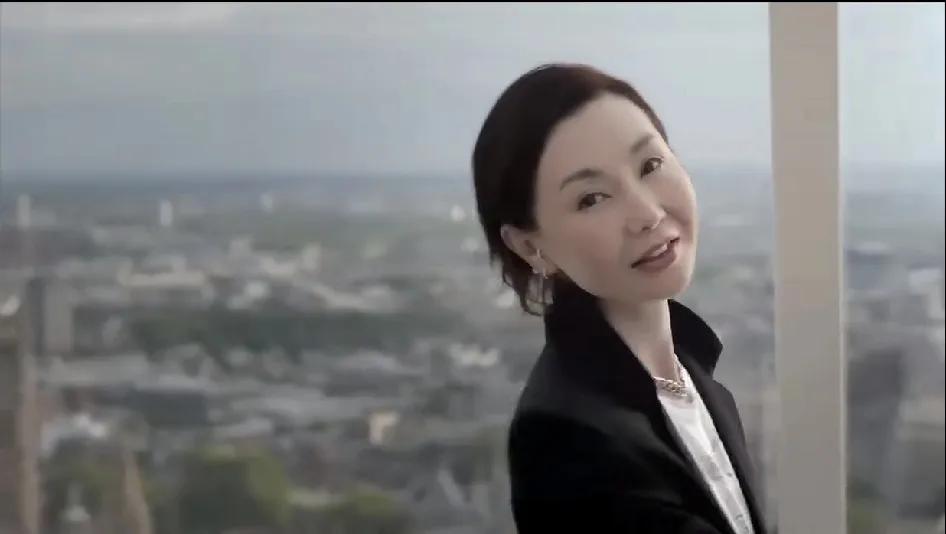 一直以为张曼玉是年龄大了才息影，谁知王晶说她40岁就退休不拍戏了[无奈吐舌]，这确实