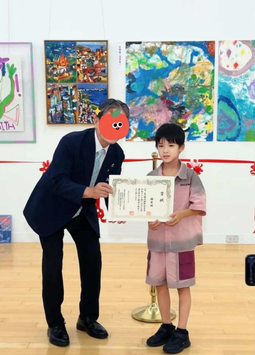 黄圣依小儿子杨安麟好厉害啊！昨天，有网友发文透露，杨安麟的画作在自己的画廊展