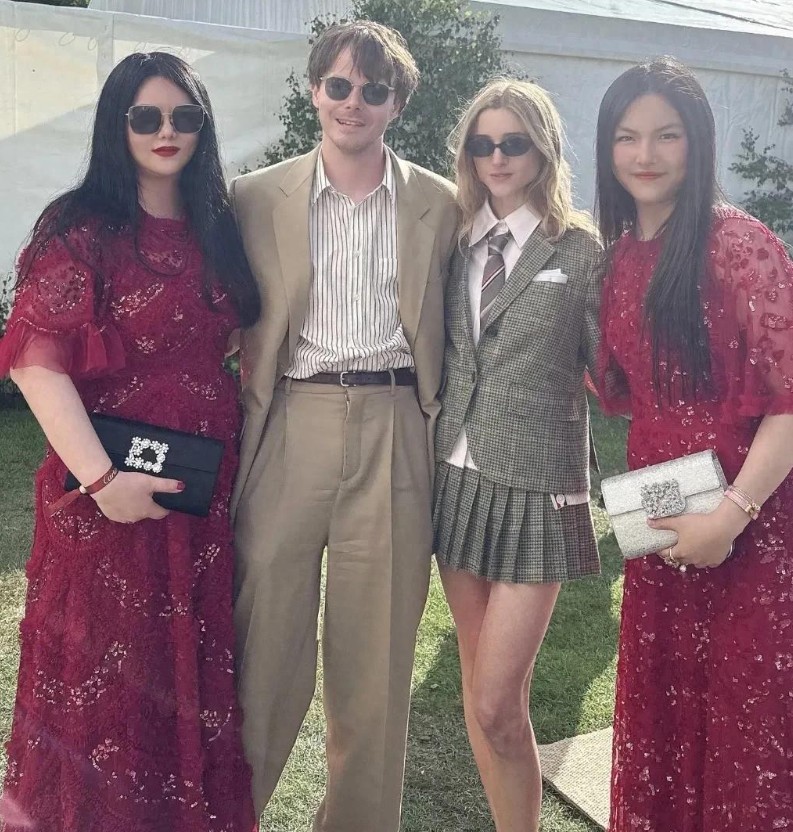 太夸张了，李湘把女儿成功培养成少妇了。明明是个孩子，没有青春靓丽。 穿得和她