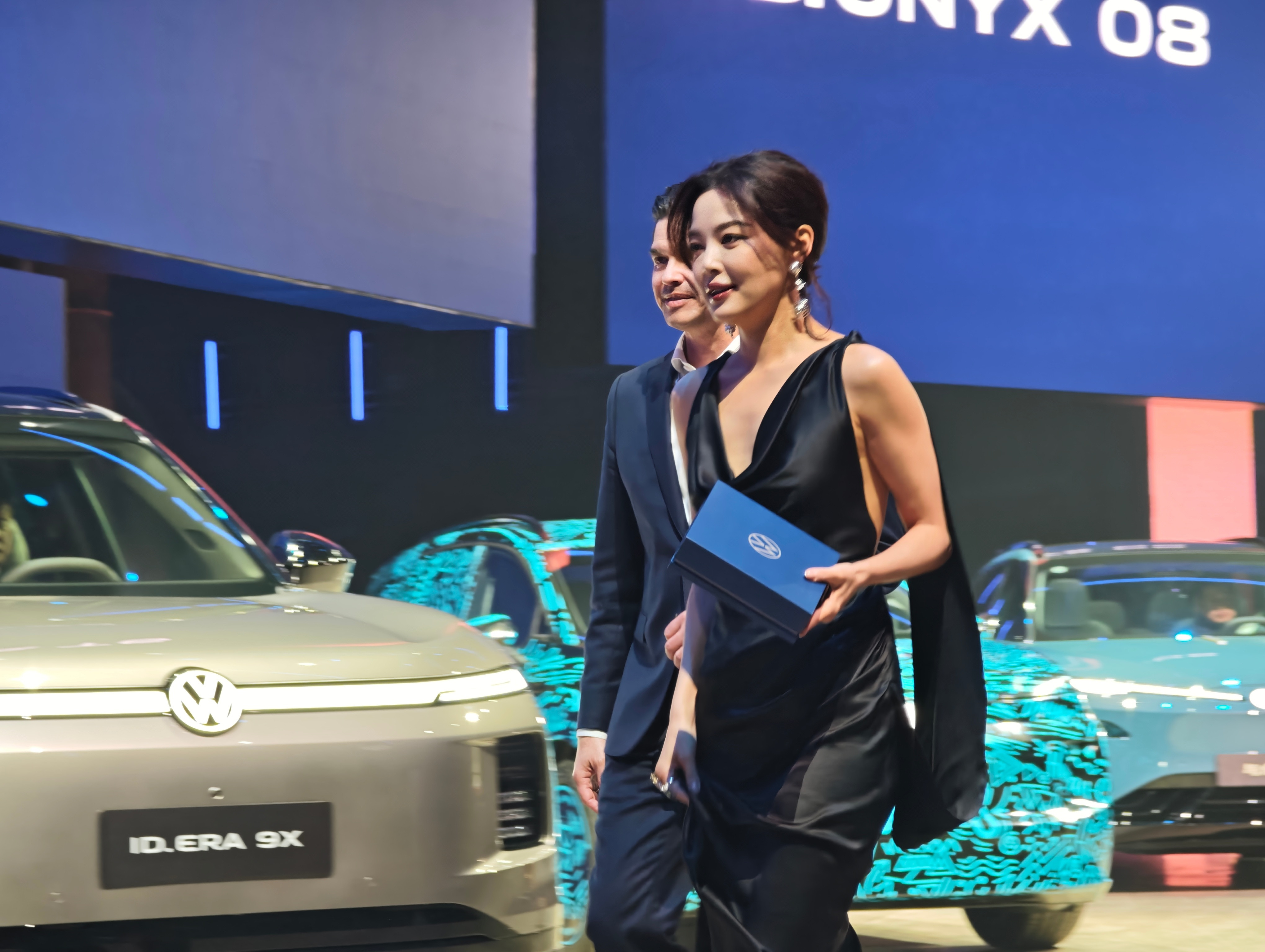 小郭也算是陪辛芷蕾过生日了辛芷蕾今年40岁可太美了！正是最好的年纪呀我就喜欢姐姐