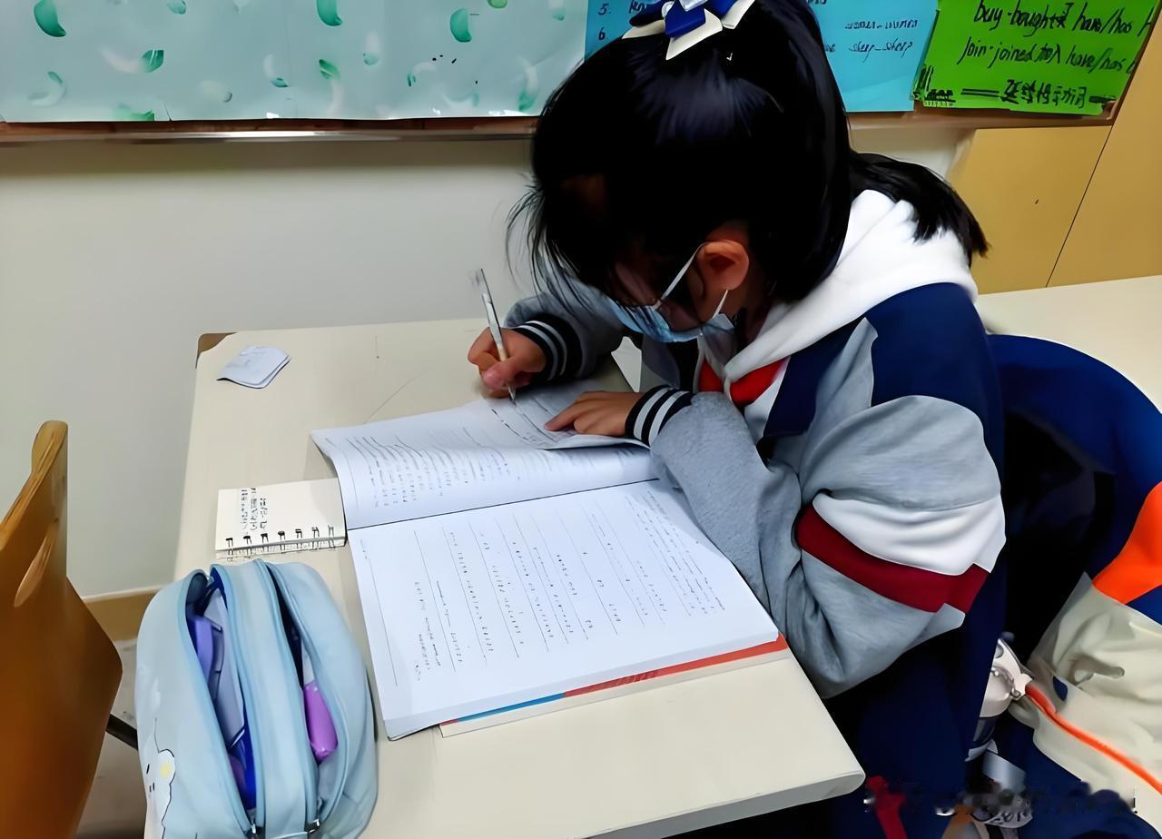路过校门口，总能看到扎着红领巾的孩子，佝偻着背，拖着堪比行李箱的书包。很多人只心