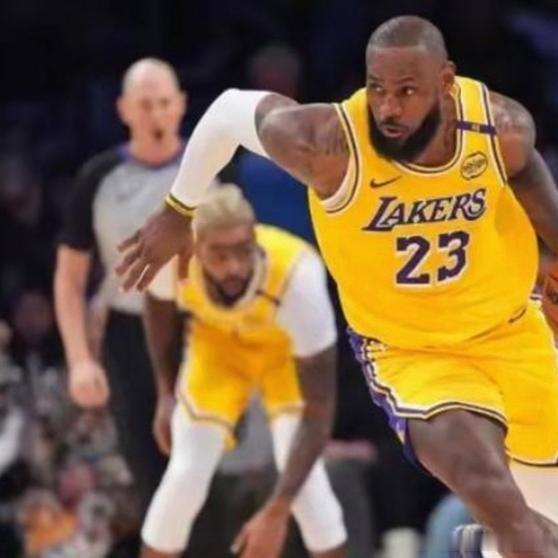 《全明星投票第二轮证明詹姆斯不靠年轻人支持，票仓瞬间爆发，30岁以上球迷集体托他