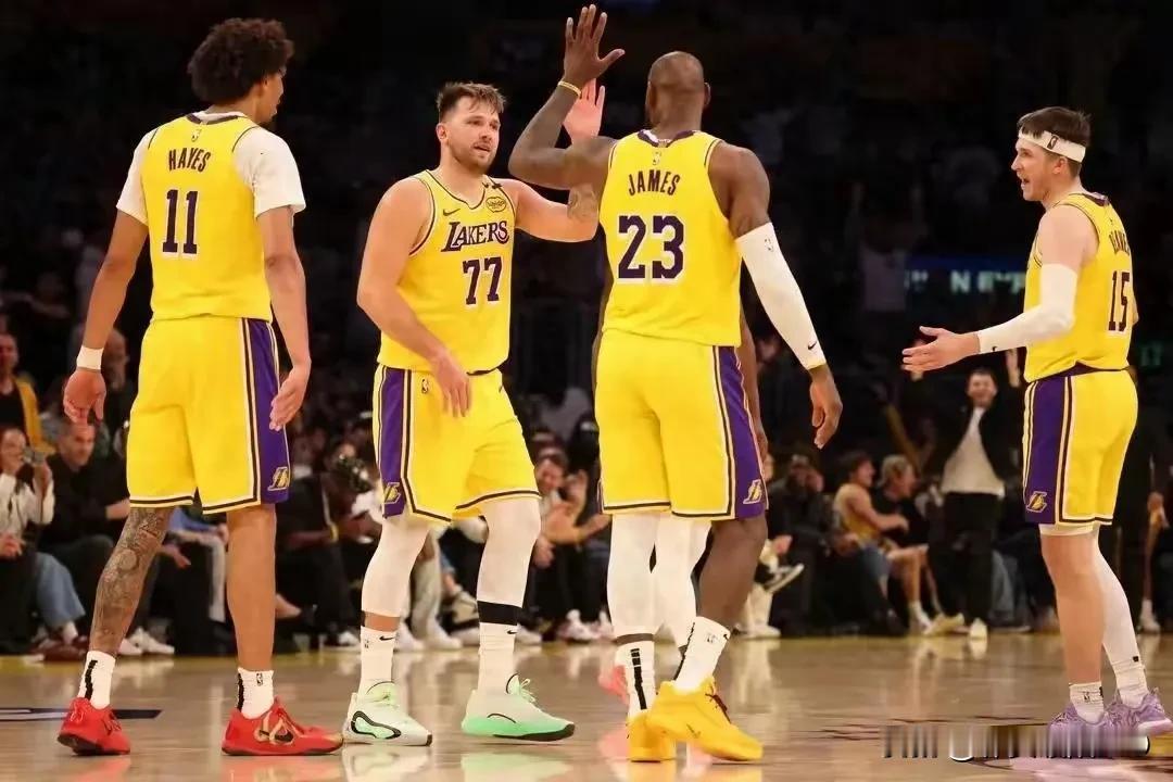 重磅炸弹！湖人5换3豪赌加福德，内线重组引爆NBA！卡鲁索之痛再揭管理层伤疤