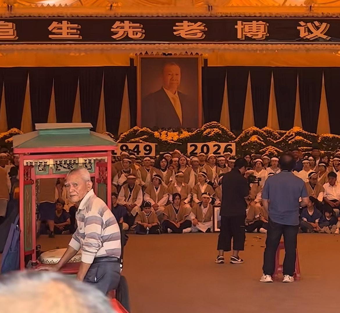 福建百亿富豪施文博出殡现场曝光！几百人参加仪式，家族成员遗照前集体合影留念，提
