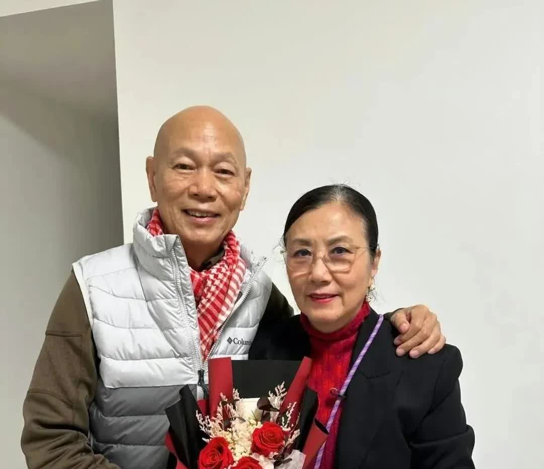 汪明荃跑去上海开演唱会，说到底是被现实逼的。她和罗家英被癌症缠上太多次，治疗费就
