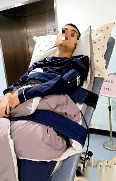 一个大二的男生，瘫在床上，跟我说，他觉得生不如死。妈妈每天要用开塞露，再用手，