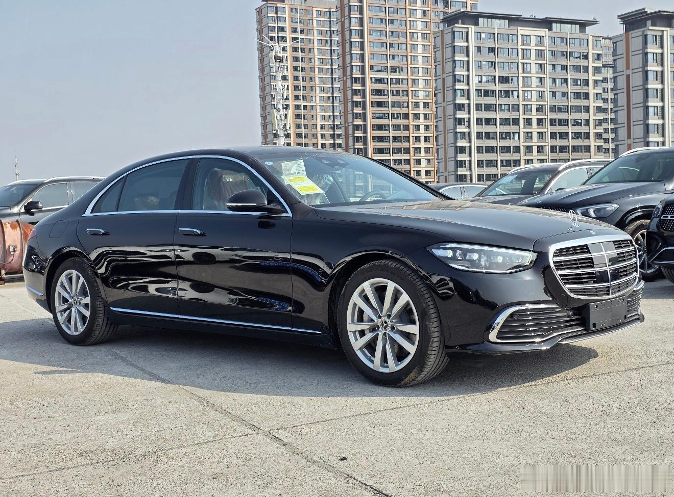 奔驰S400L商务黑棕2024年7月份生产指导价962600元全款裸车6