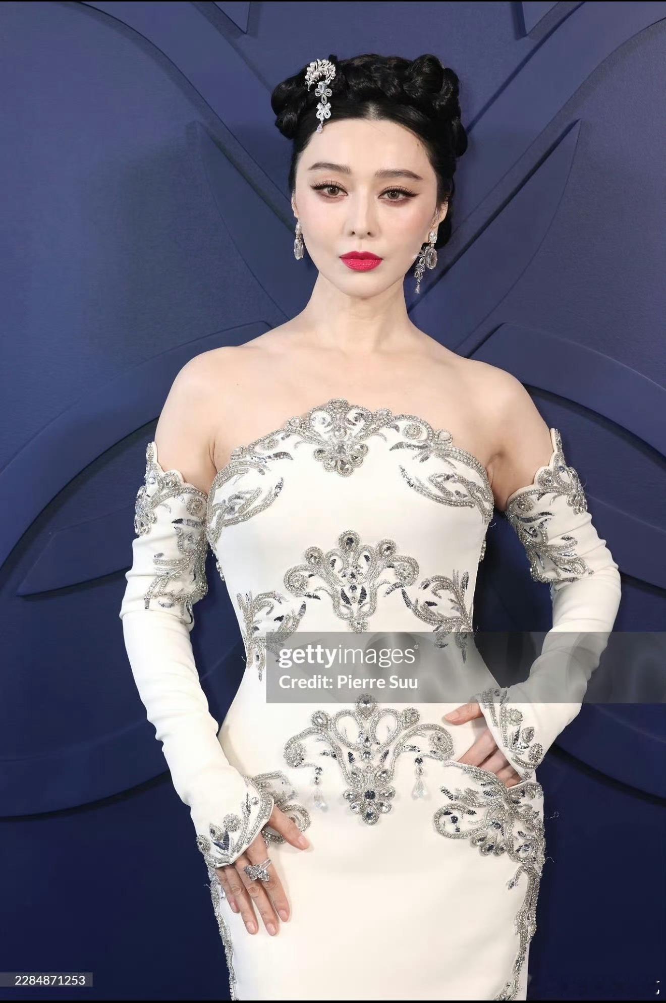 对于脸和妆容来说换个发型会好很多，但这个发型又是适配裙子的
