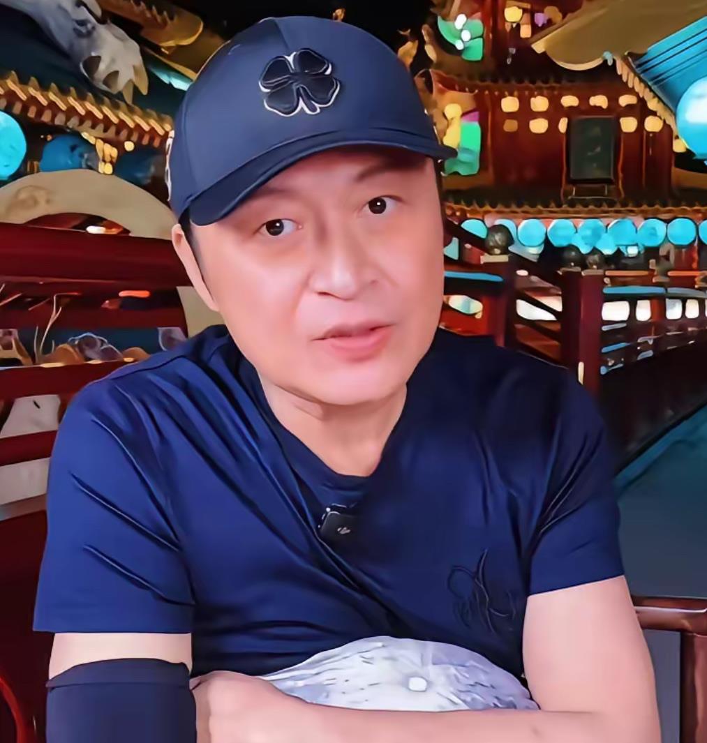 63岁马景涛景区商演被拍时，评论区还在叹“昔日琼瑶男主竟需走穴谋生”，他却突然在