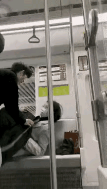 还是小伙子有办法啊，对付不讲武德的人，有一套办法整治，地铁上一位大妈霸占了