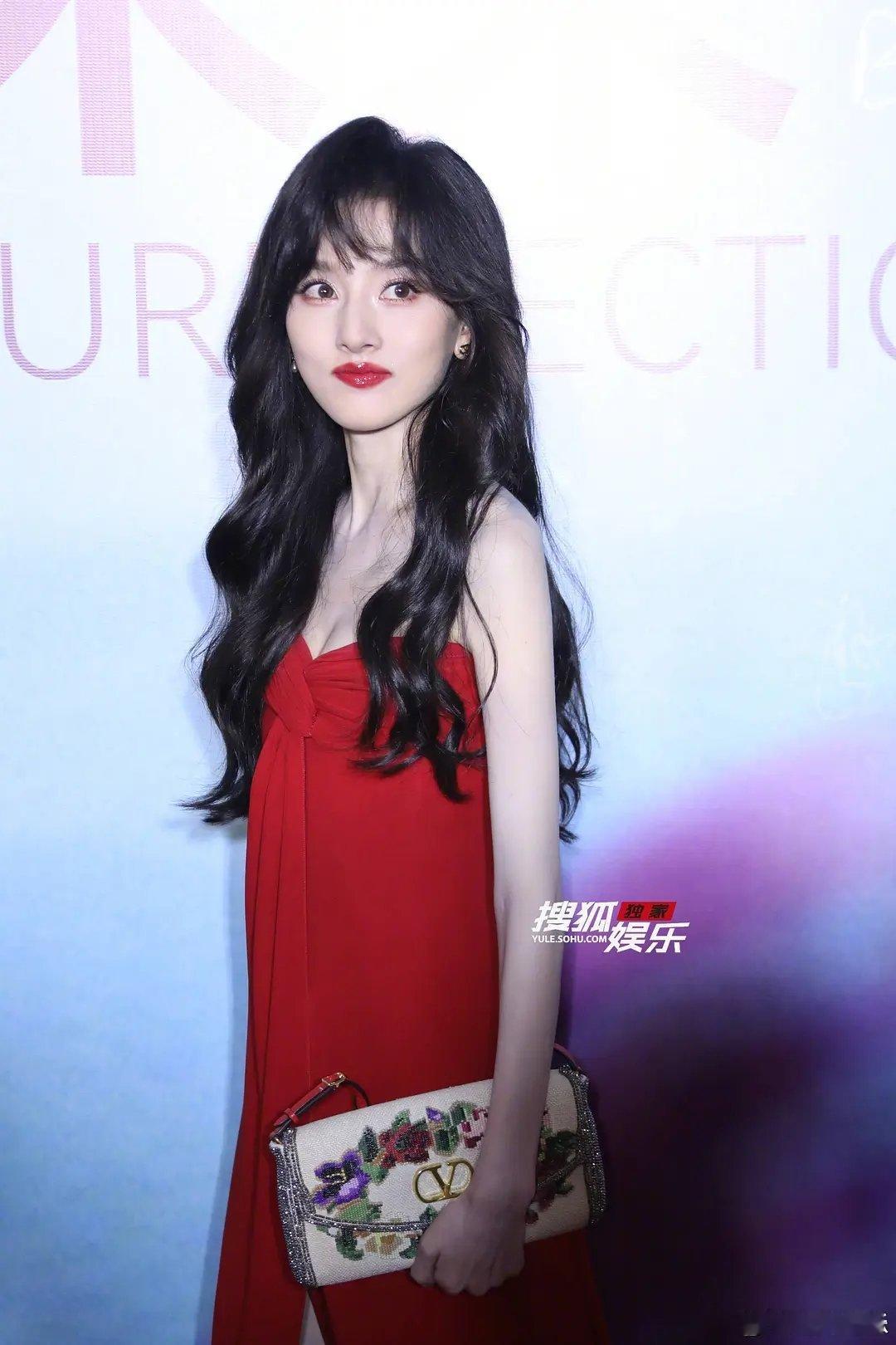 宋祖儿太瘦了不好看，以前肉嘟嘟的挺可爱的