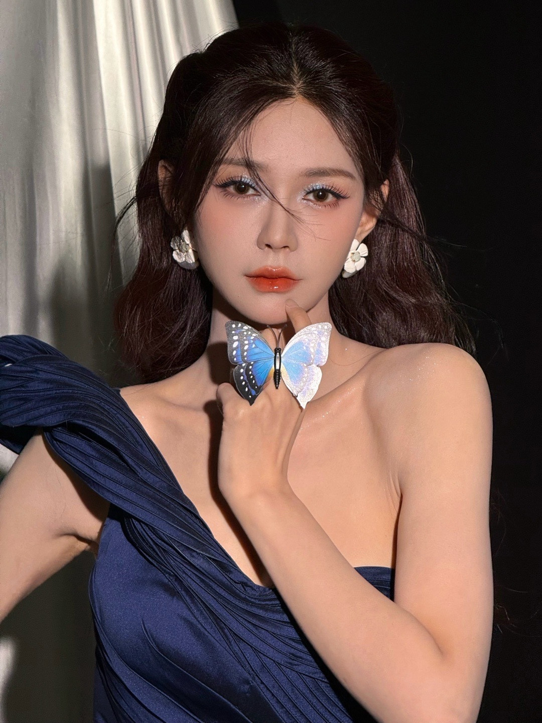 谁懂沈梦辰的美商进化史啊！精准放大自身优势，明艳挂妆容焊在脸上，穿搭更是把身材比