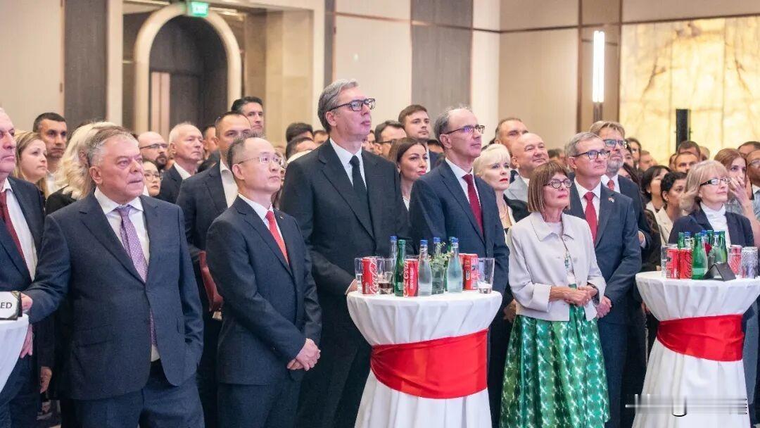 任期最后一天，他去了中国使馆总统任期的最后一天，你会做什么？收拾办公室、开告别会，还是去议会办交接？