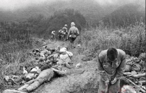 1979年，对越自卫反击战中，有个越南村长主动给解放军带路，路上，我军排长担心有