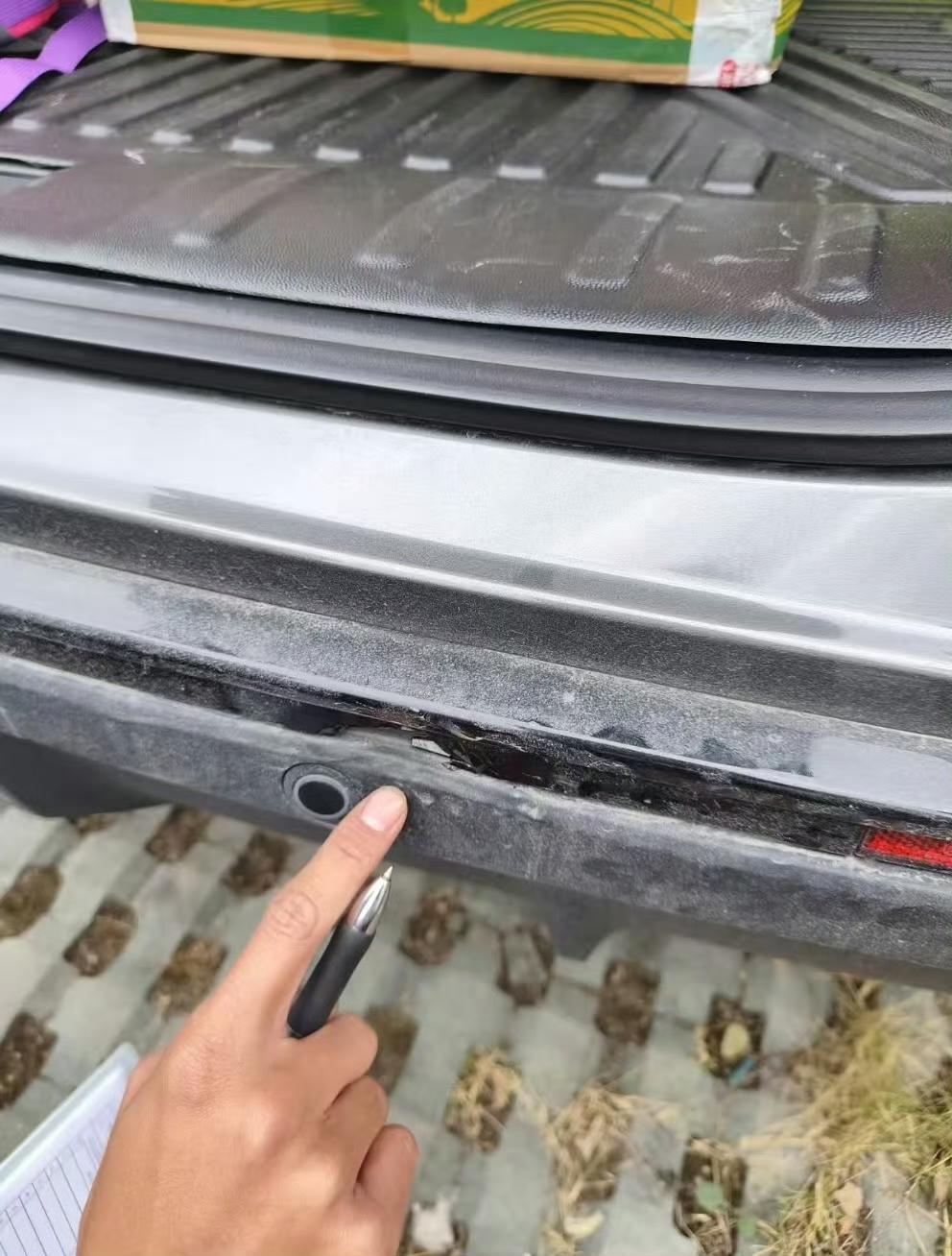 一小区业主好心挪车，被赔了2000块。事情起因是这个业主要搬家，找的货拉拉被停在