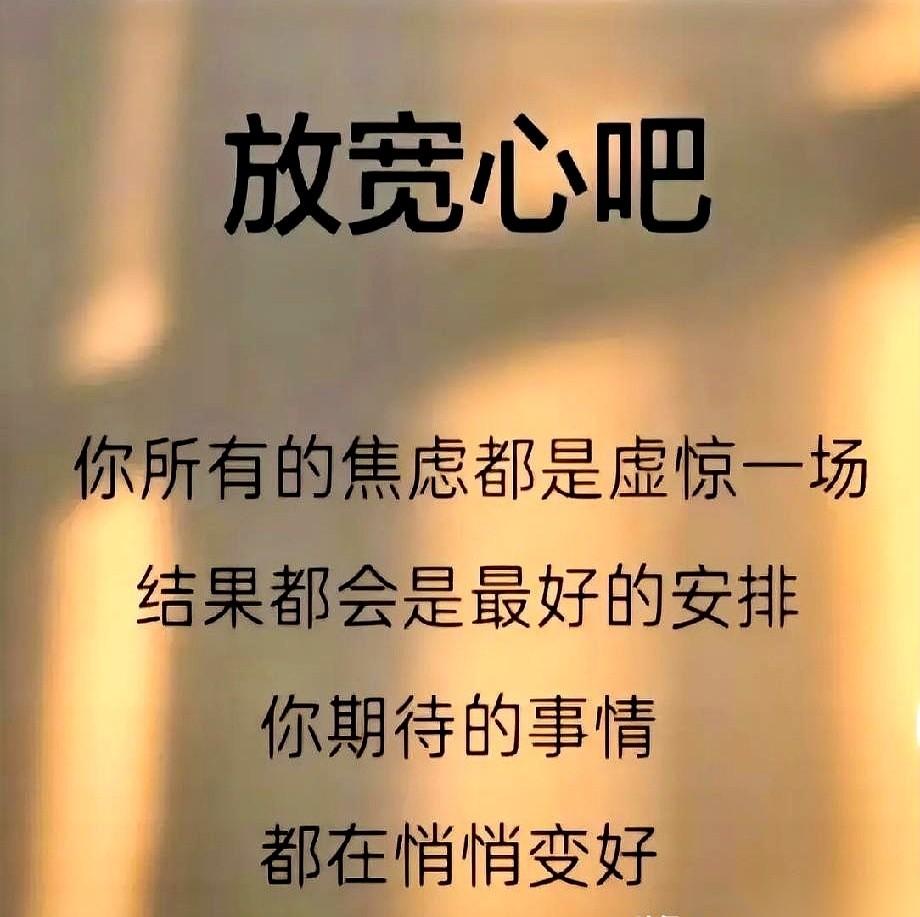 记账本被拍在桌上。她死盯着那一排数字，眉头拧得死紧。不是因为花超了，而是因为没