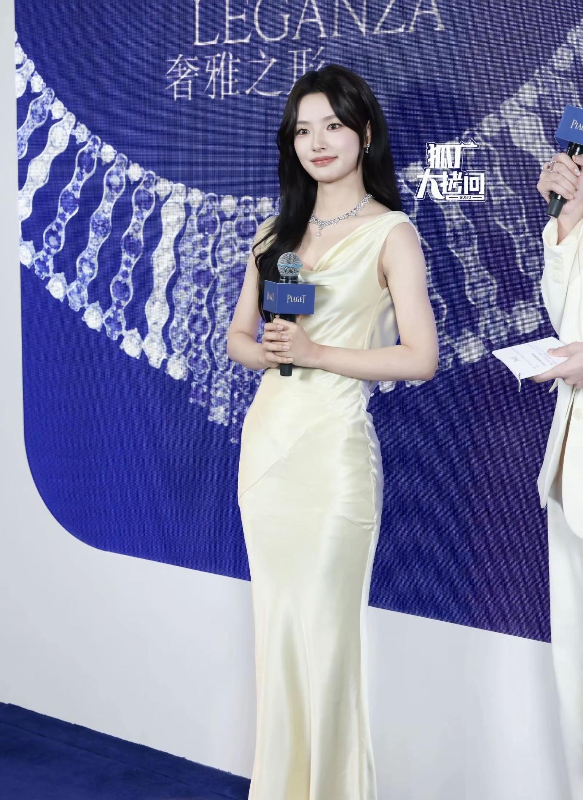 高级大气的徐若晗[比心]就喜欢徐若晗这样有内涵的女孩子，希望她一直好下去，越来越