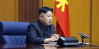 金正恩这一跪，接下来朝鲜的经济建设就更有谱了！ 7月27日，新华社援引朝中社