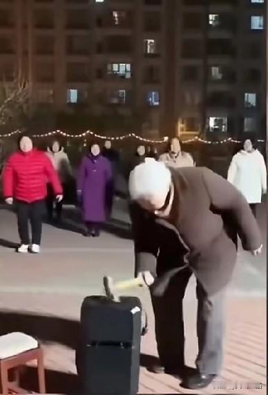 能制服老太太的，还是老太太？一位老太太拿着个锤子走到跳广场舞人群里，一锤子就把