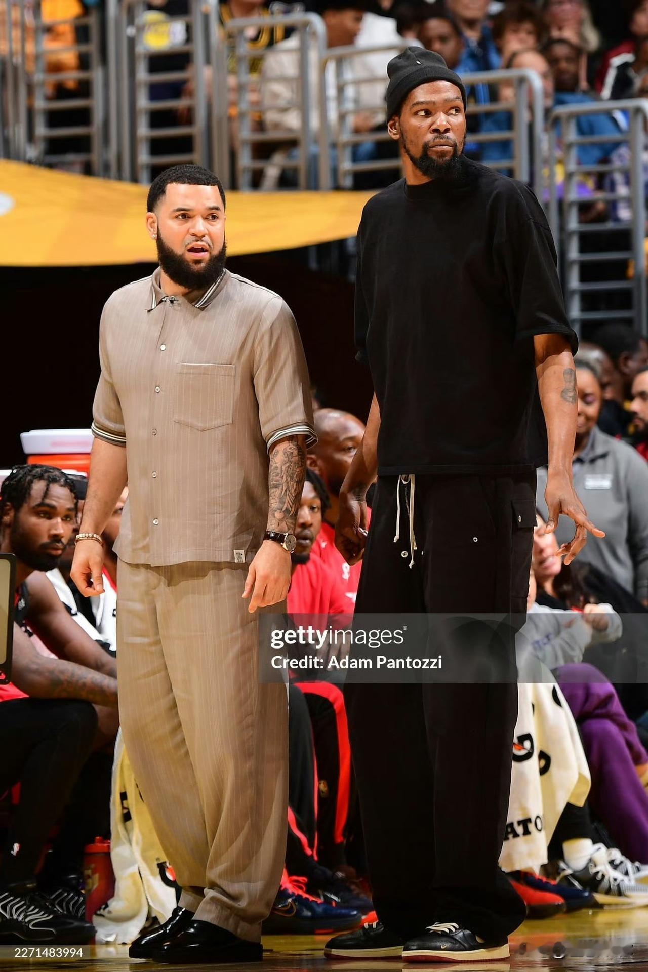 范弗里特赛季初训练营撕裂ACL直接报销，杜兰特又在赛前训练中被队友撞伤膝盖，无缘