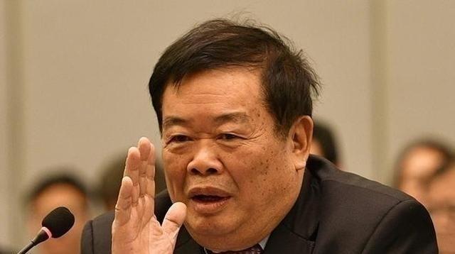 1990年，一个名牌大学生到福耀公司求职，曹德旺看了简历后直接说：“你去锅炉车间