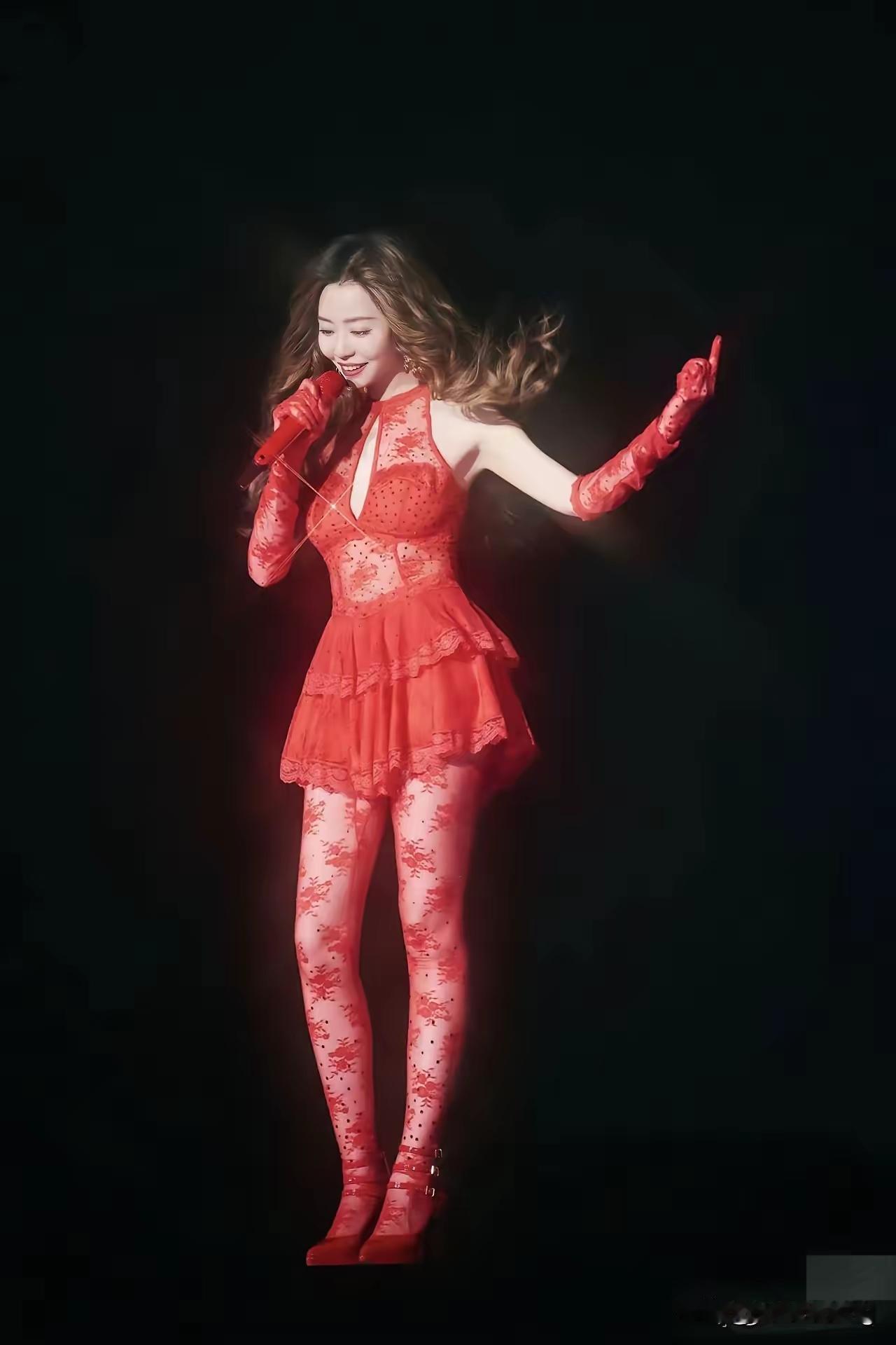 张靓颖非得走这个路线吗一个她一个单依纯黄龄不知道是不是也要凑热闹非得穿成这