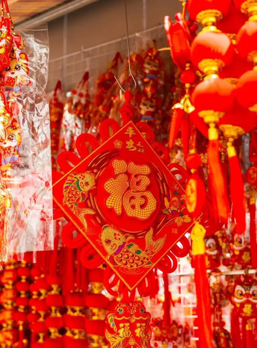 小刘刷到婆婆说妯娌今年不回老家过年，转身就去菜市场挑了三斤五花肉，回家路上笑得像