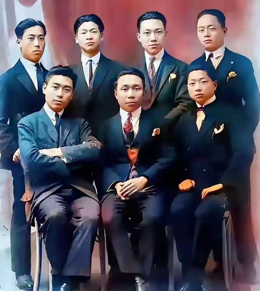 著名“留法七子”的合影照，拍摄于1921年的法国。上排左：张申府、陈乔年、赵世