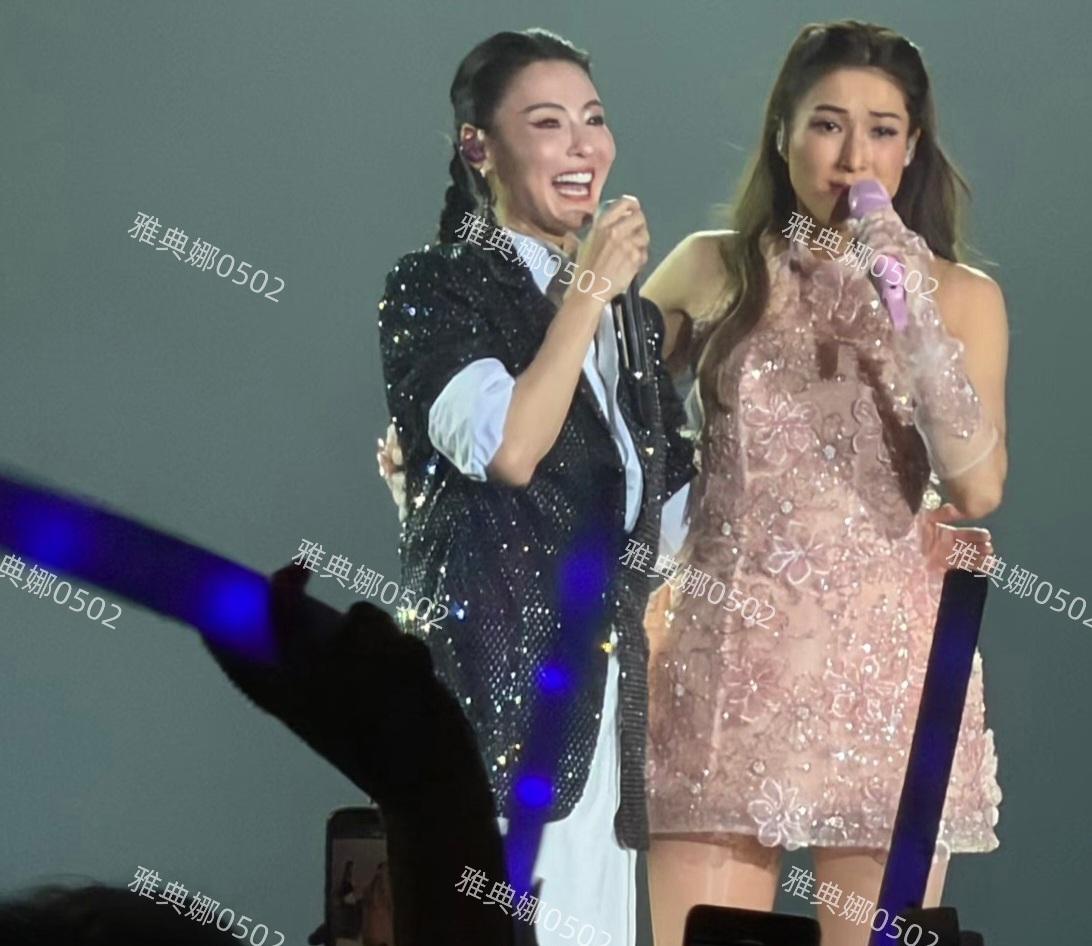 张柏芝本人远没有网上夸的那么年轻漂亮女神，45岁的她随着年龄的增长，脸上的科技