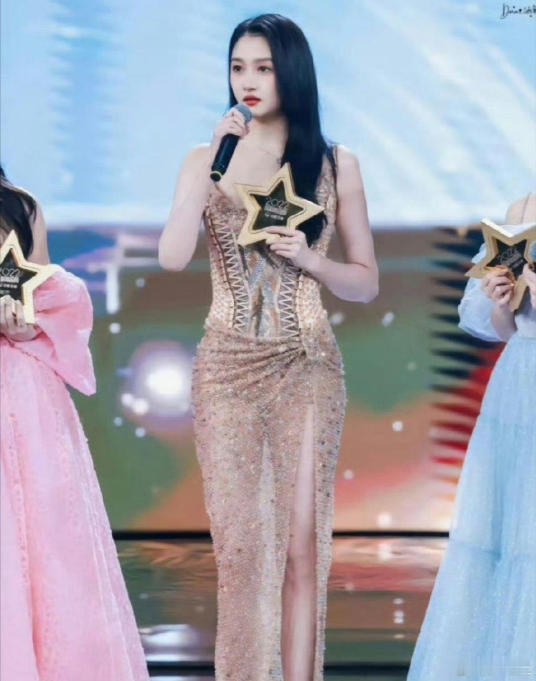 请关晓彤把这件透视长裙焊在身上，这个胯真的绝了！