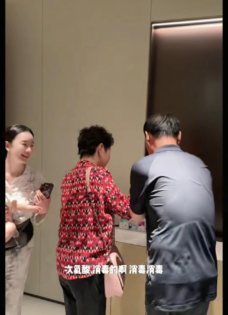 张檬，引争议张檬爸妈刚想抱孩子，张檬说:“爸妈用这个喷一下，次氯酸消毒的。”拿