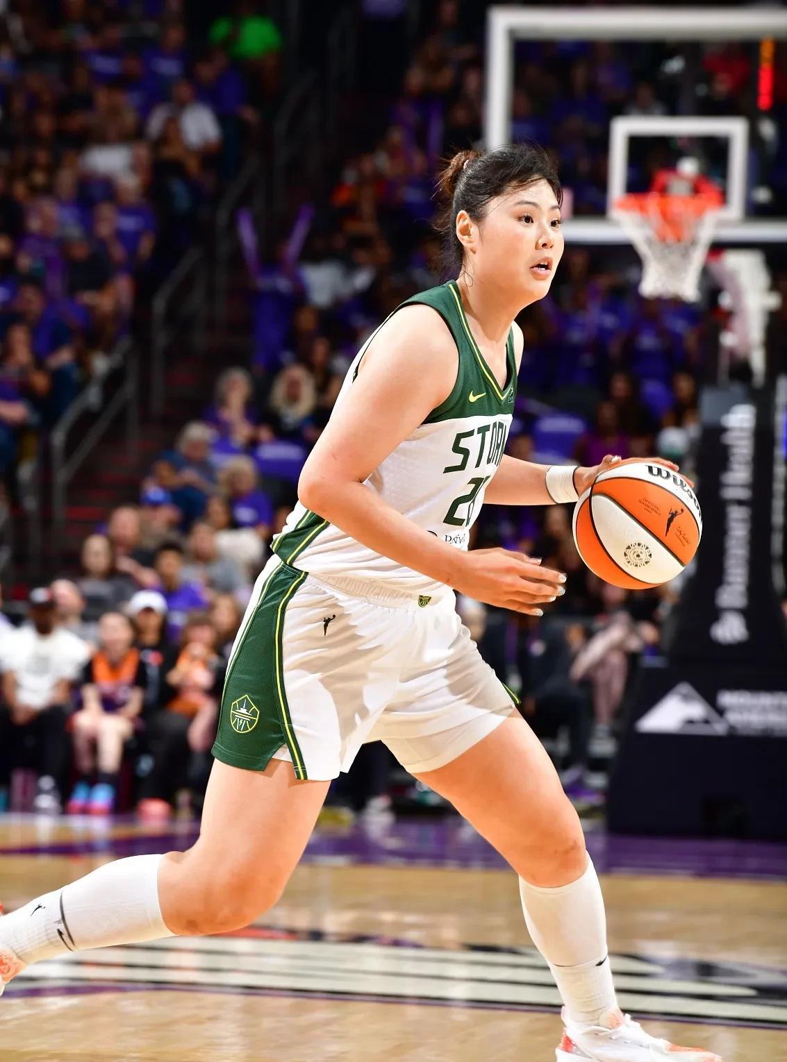 亚洲女篮第一人，李月汝WNBA首秀爆砍6分4篮板4助攻！今天WNBA迎来了揭幕