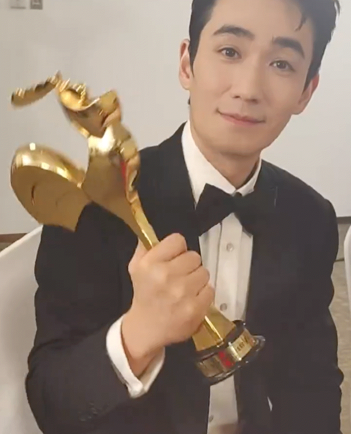 朱一龙到厦门了，业内称易烊千玺金鸡奖得奖胜算很大，大鹏和黄晓明大概率无望了，龙会