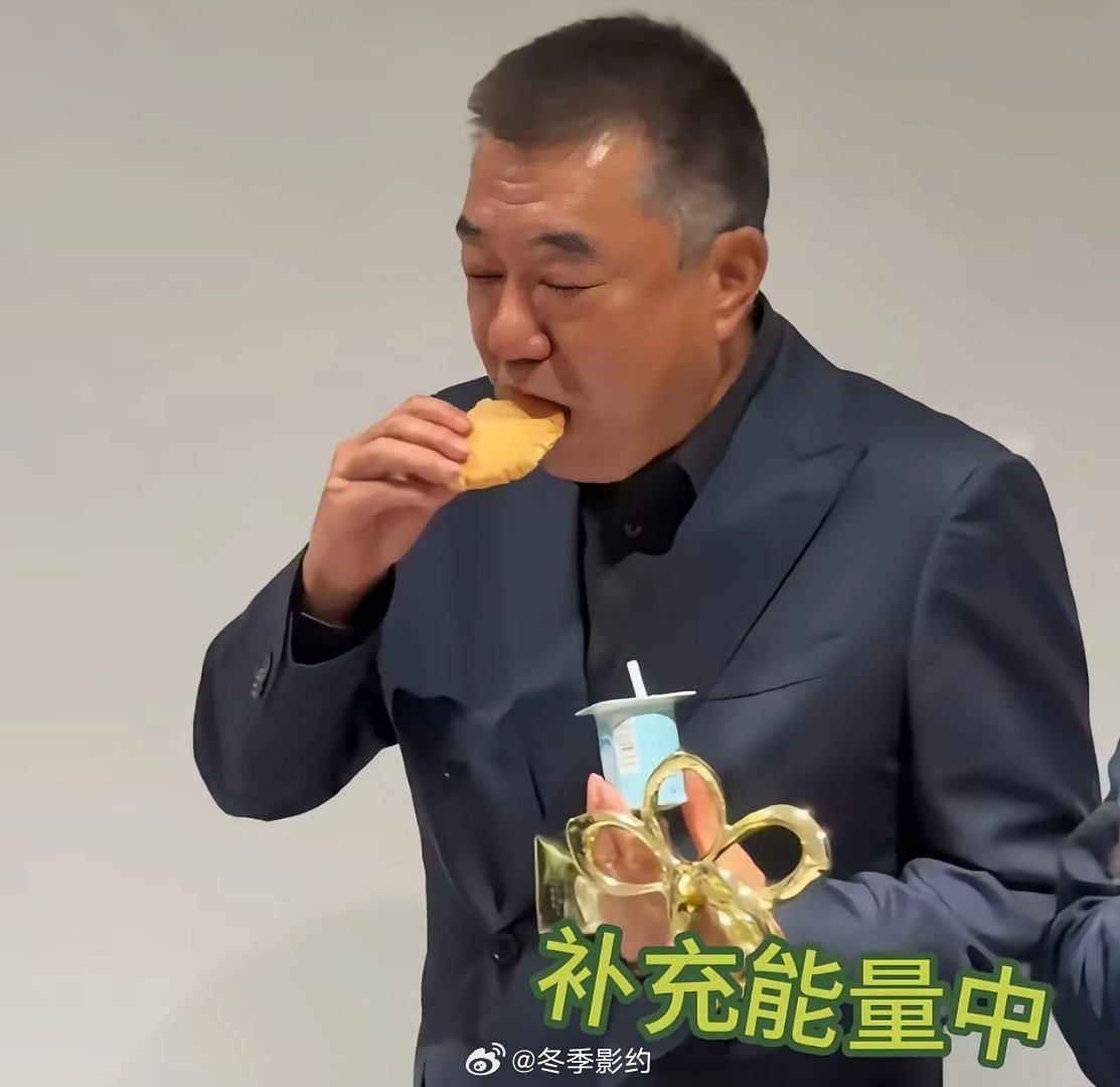 老演员实在太朴实无华了！拿下白玉兰最佳男配后，董勇竟然直接在后台，狼吞虎咽吃了起