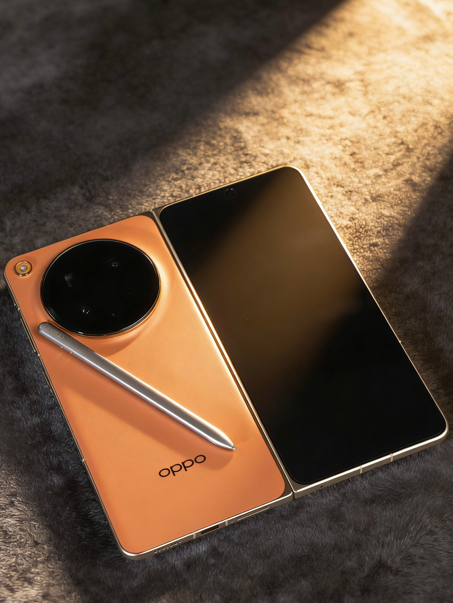 谁能拒绝一台颜值这么高的折叠屏？OPPOFindN6金橙配色，折痕真是浅的