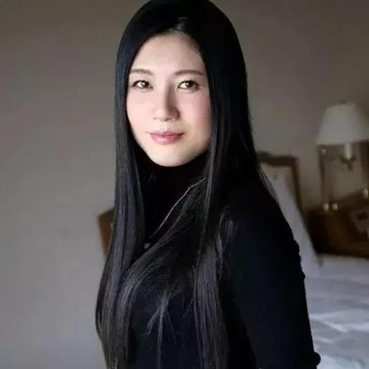 玉容寂寞泪阑干，梨花一枝春带雨。玉人倚花图无花不春色带雨诗句古风梨花情梨