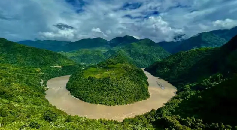这两天雅鲁藏布江水电站建设消息一出，我比较惊讶的是原来雅鲁藏布江大峡谷下游竟然是