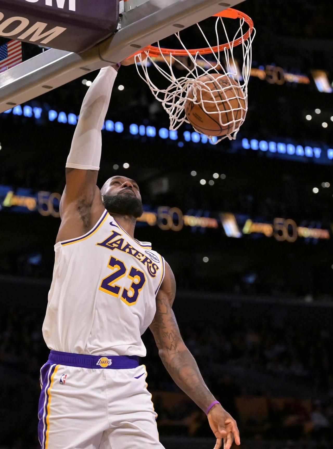 末节定乾坤！詹姆斯率湖人险胜灰熊打服质疑者湖人120:114险胜灰熊，詹姆斯2