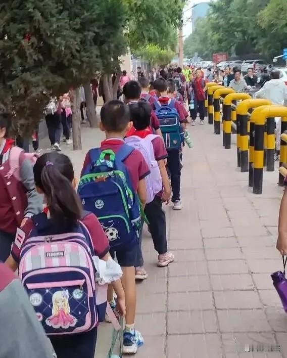 山西，小学班主任见一男生在操场排队放学时与身边的同学说话、推搡，便上前制止，多次