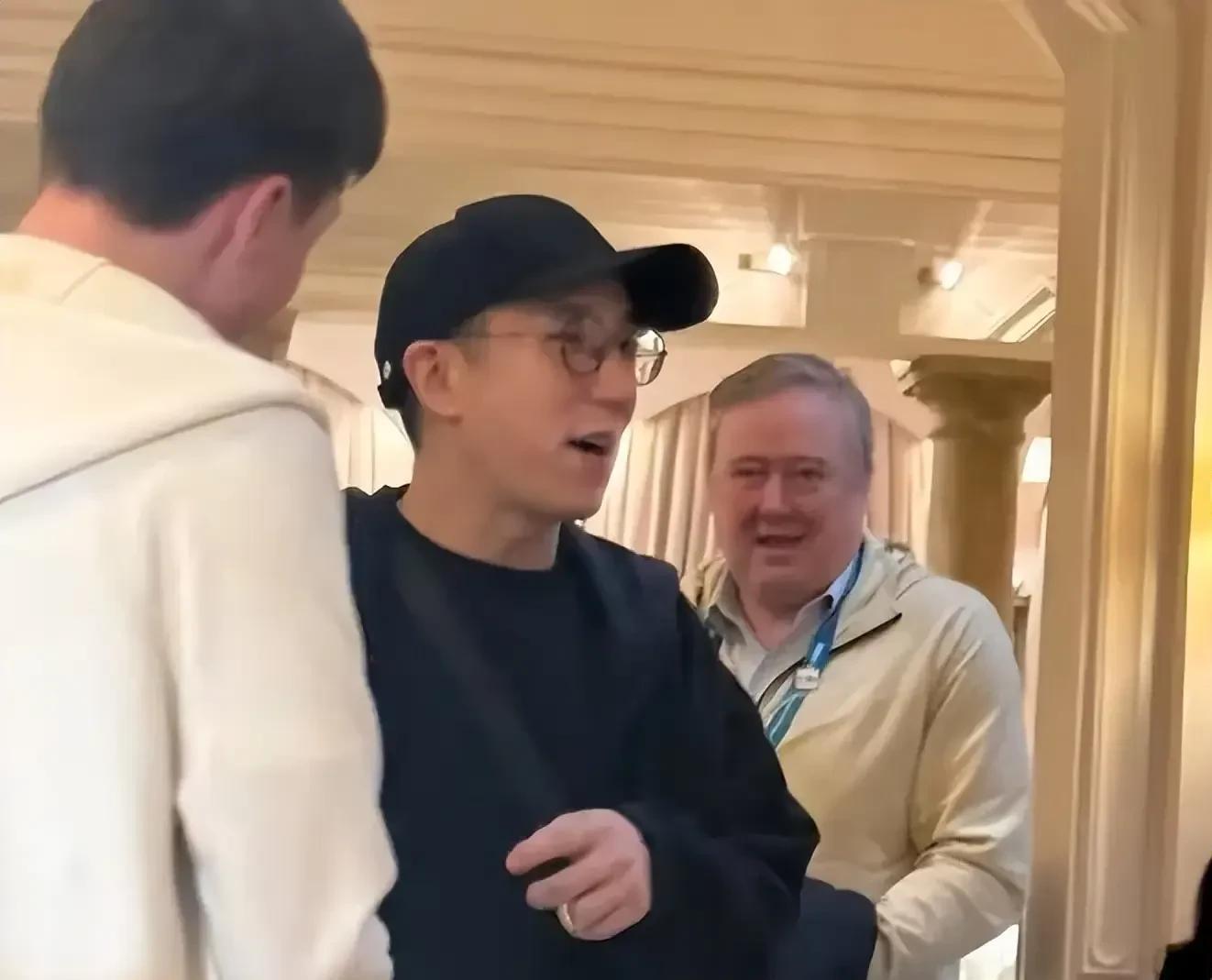 43岁房祖名左手戴婚戒现身米兰，被传已秘密结婚，父亲推婴儿车引猜测
