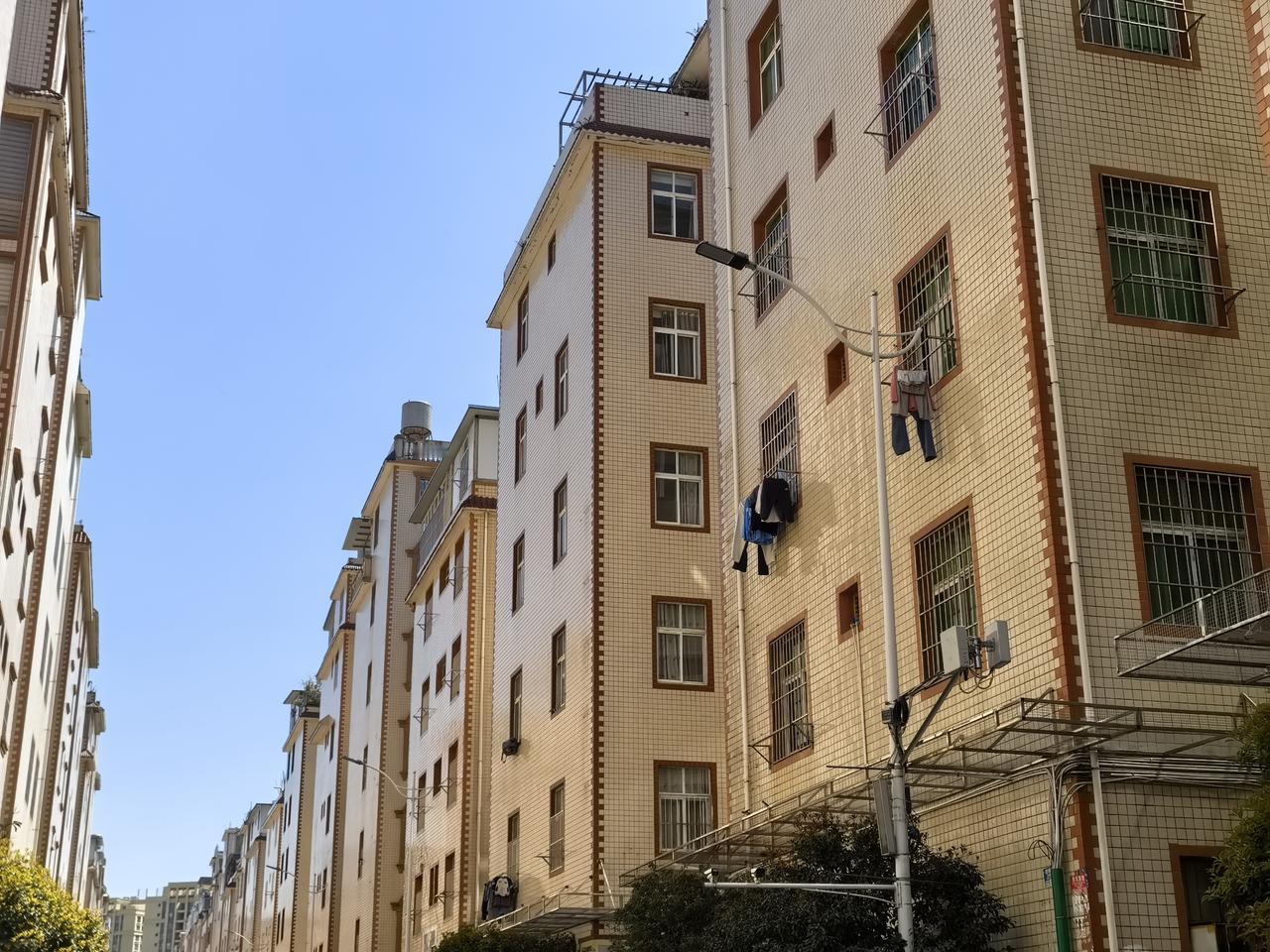 这应该算是在昆明我见到建得最规范的垂直楼攻建城中村了吧！统一的设计，数量也是在昆