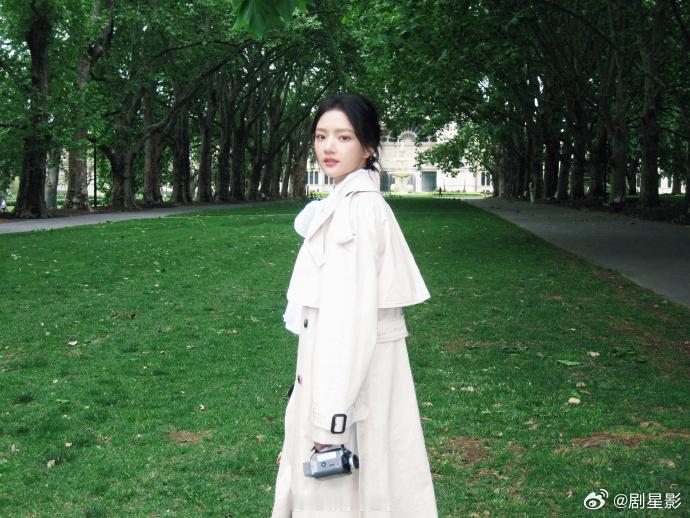 任敏过上春天了，这也太幸福了吧，任敏街边氛围感直接拉满了，确实是让人无法拒绝了，