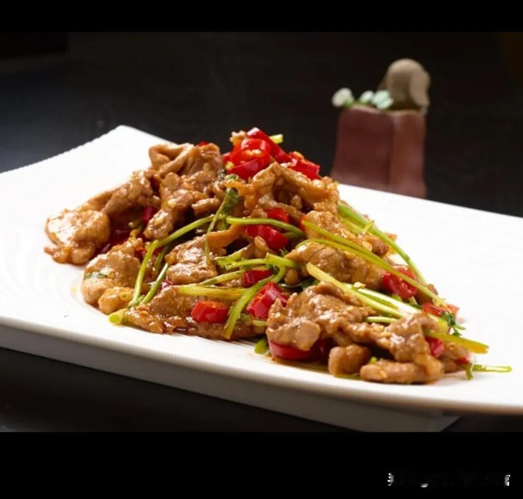 羊肉营养丰富，对身体有诸多益处，1.补充优质蛋白质：羊肉含有人体必需的多种氨