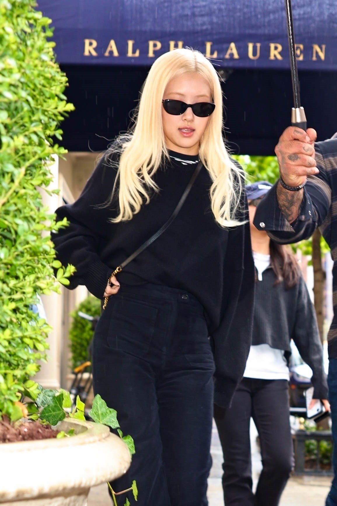 最新路透。。。。真的不如网红。。。。。。。。现在chou的豆包都分辨不出哪个是她