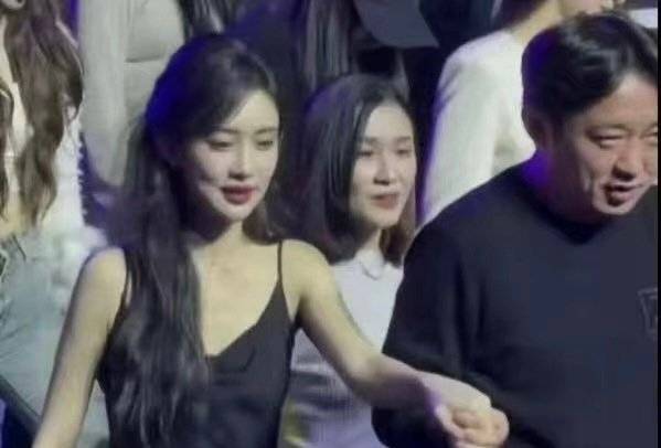 凭贾士凯啊！立人设笨蛋美人，下水军洗脑，再加上她本人糊，公众没欲望对她审判，所谓
