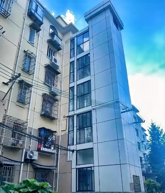 两会住建部才提出要大力推进旧楼装电梯，上海一个小区就“炸锅”了！六楼老王为了装电