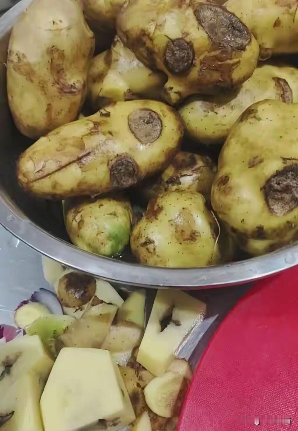 学校食堂员工上报发霉小米后遭辞退？这事听着就让人心里咯噔一下。一名学校食堂的工