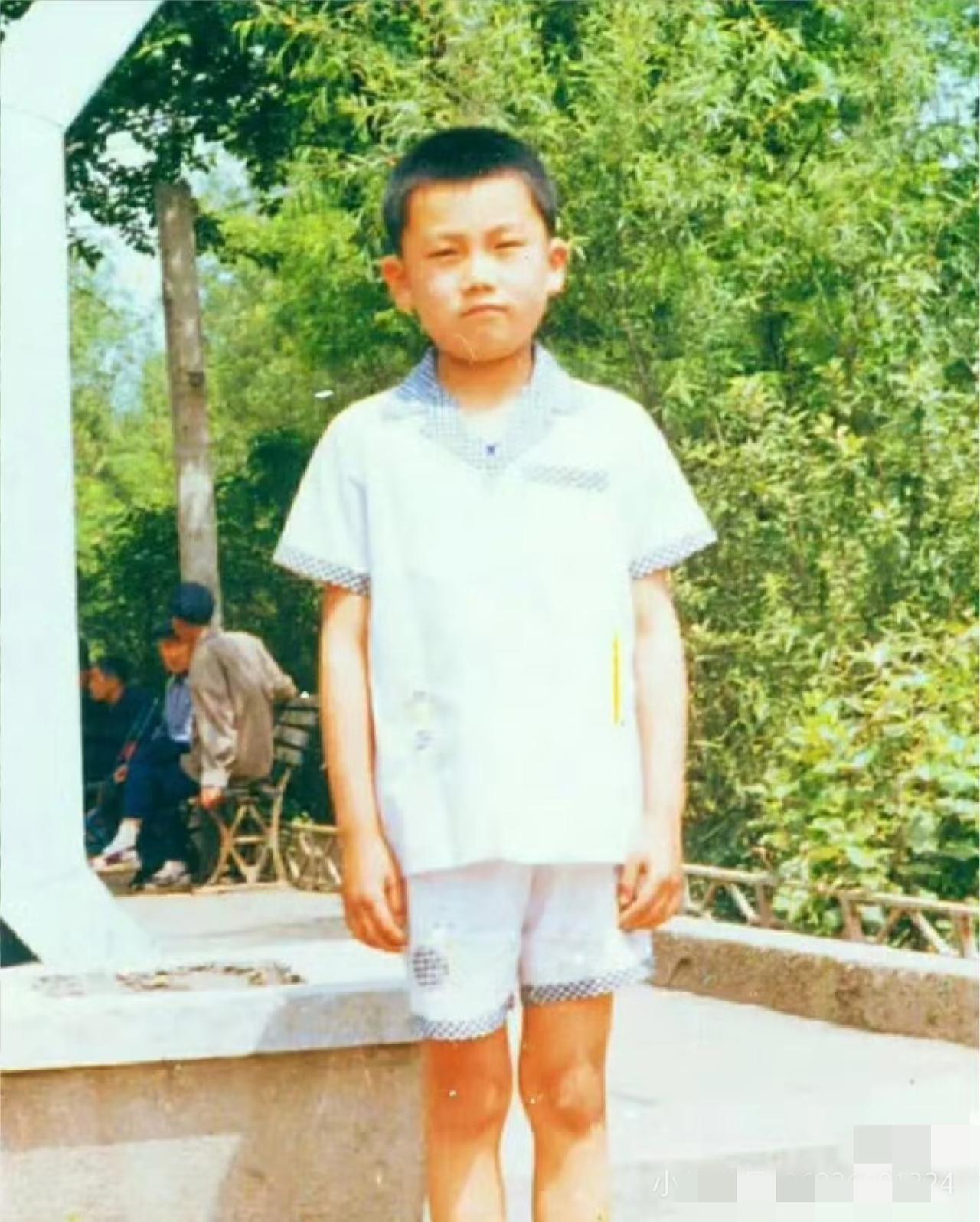 9岁的秦昊买了人生的第一盒磁带，就是伊能静的《十九岁的最后一天》。想不到，照片